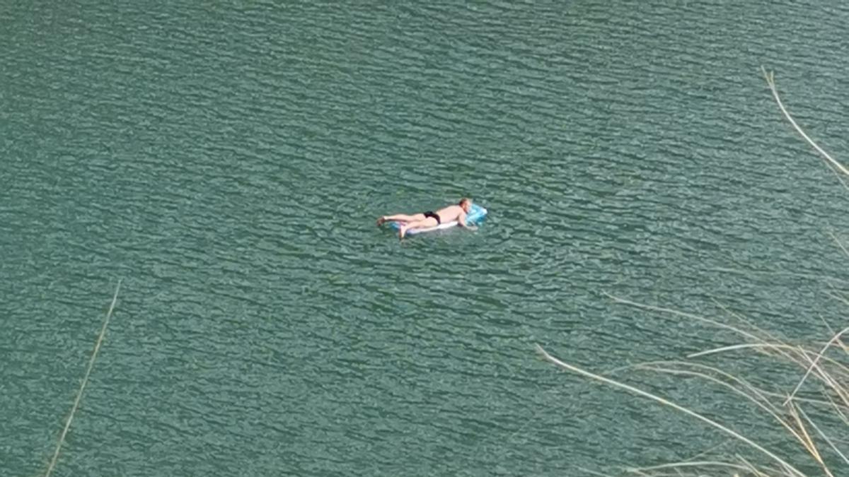 Un bañista en el Gorg Blau en verano de 2021.