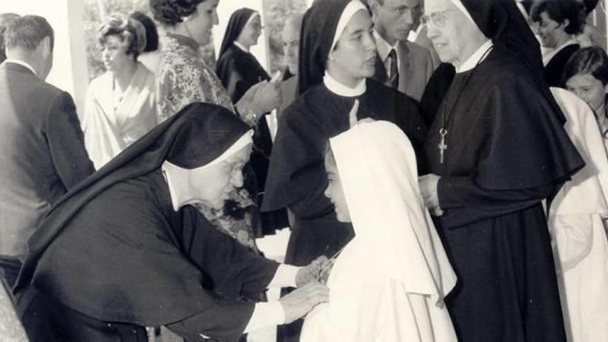 Imagen de los años sesenta de varias religiosas del colegio Jesús y María con alumnas de comunión.