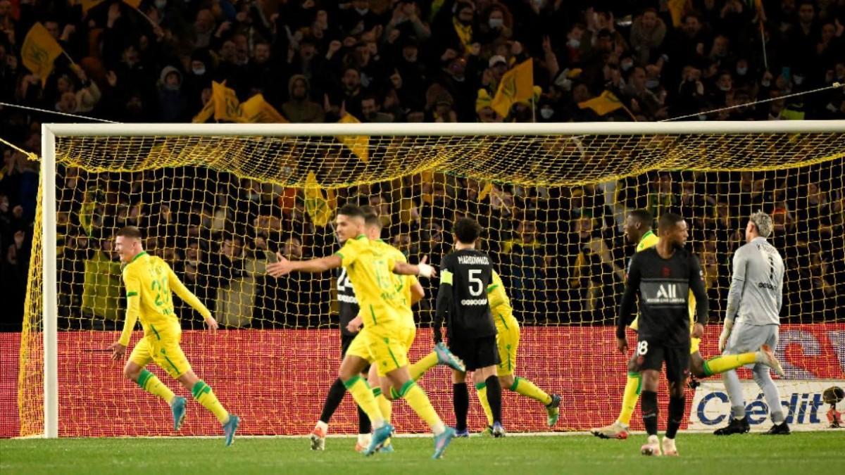 Los jugadores del Nantes celebran el gol de Merlin