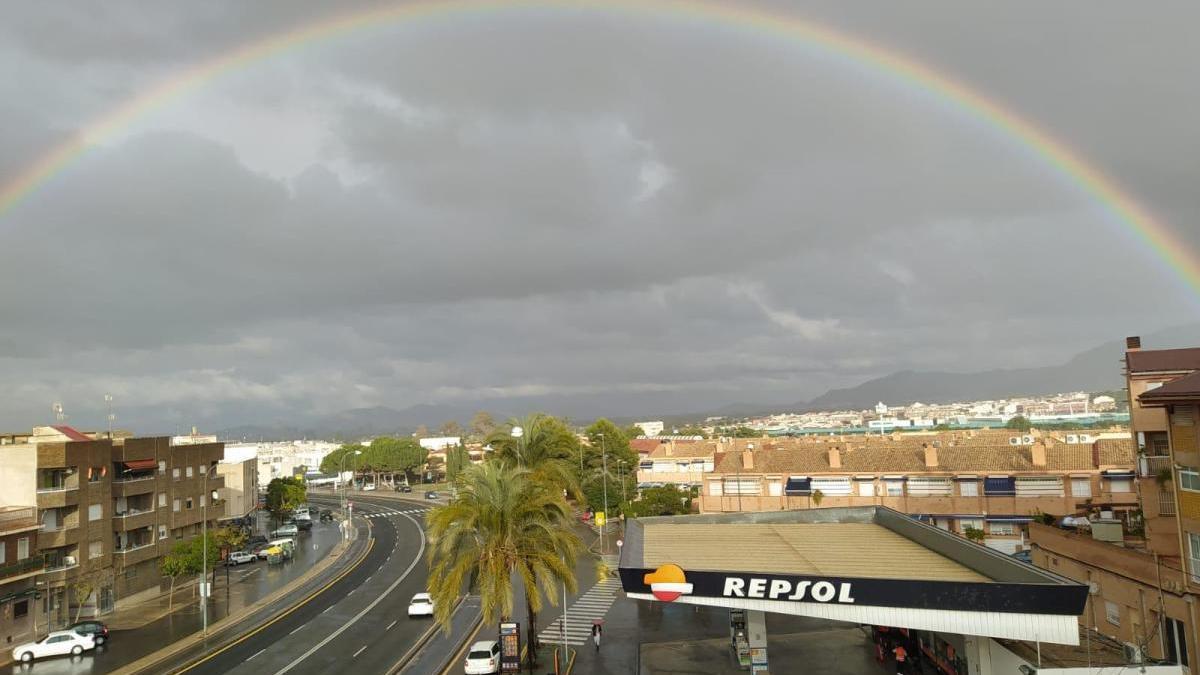 Un bonito arcoíris sobre la ciudad de Murcia, este viernes.