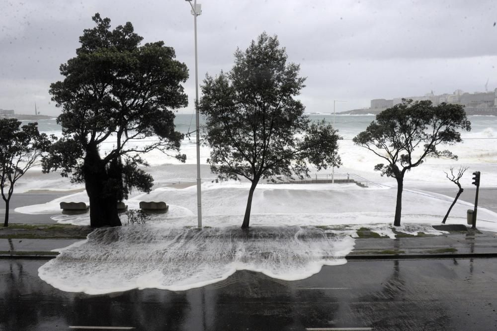 El temporal obliga a cortar el paseo marítimo