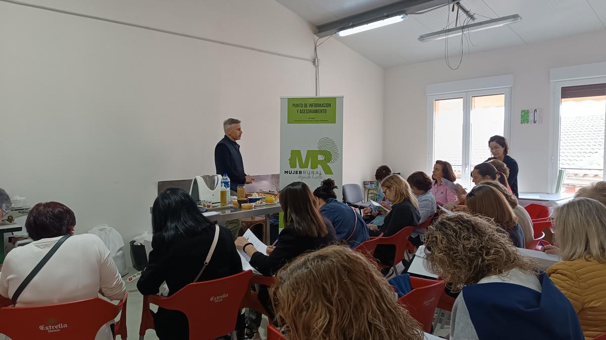 Mujeres, en el curso de formación sobre el procesado de legumbres