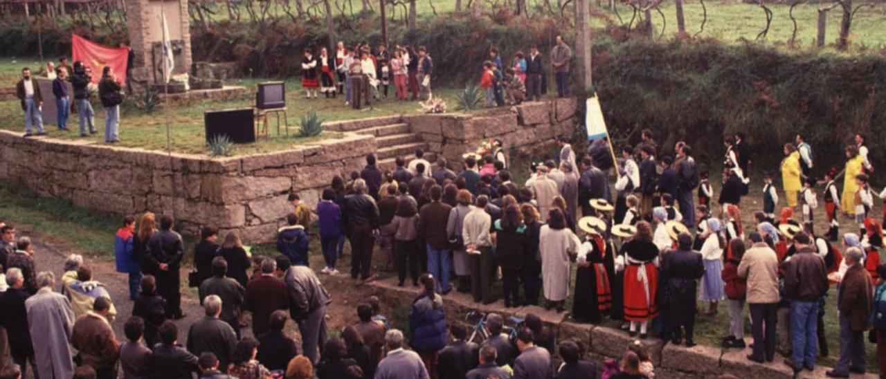 Homenaje a los mártires de Sobredo en el monumento de Camilo Nogueira en los años 80. |   // MAGAR