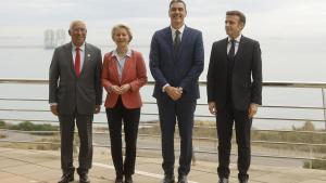 El presidente del Gobierno, Pedro Sánchez, con la presidenta de la Comisión Europea, Ursula von der Leyen; el presidente de Francia, Emmanuel Macron; y el primer ministro de Portugal, Antonio Costa, en Alicante en la presentación del H2Med.