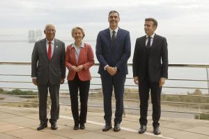 El presidente del Gobierno, Pedro Sánchez, con la presidenta de la Comisión Europea, Ursula von der Leyen; el presidente de Francia, Emmanuel Macron; y el primer ministro de Portugal, Antonio Costa, en Alicante en la presentación del H2Med.