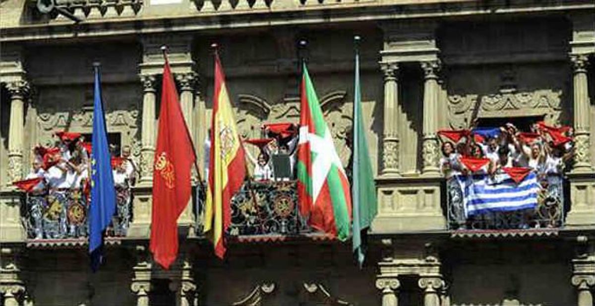 Un dels balcons de l’Ajuntament de Pamplona ha lluït la bandera grega en la celebració del ’txupinazo’ del Sant Fermí 2015.