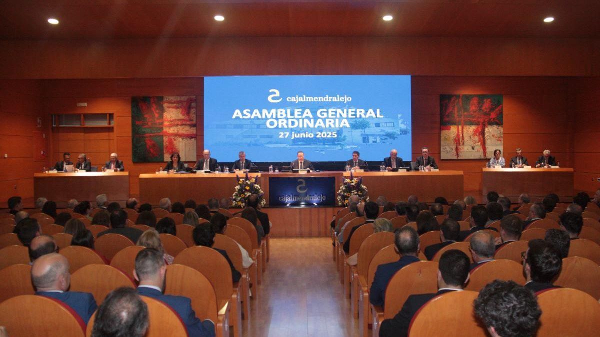 Un momento de la asamblea general de Cajalmendralejo.