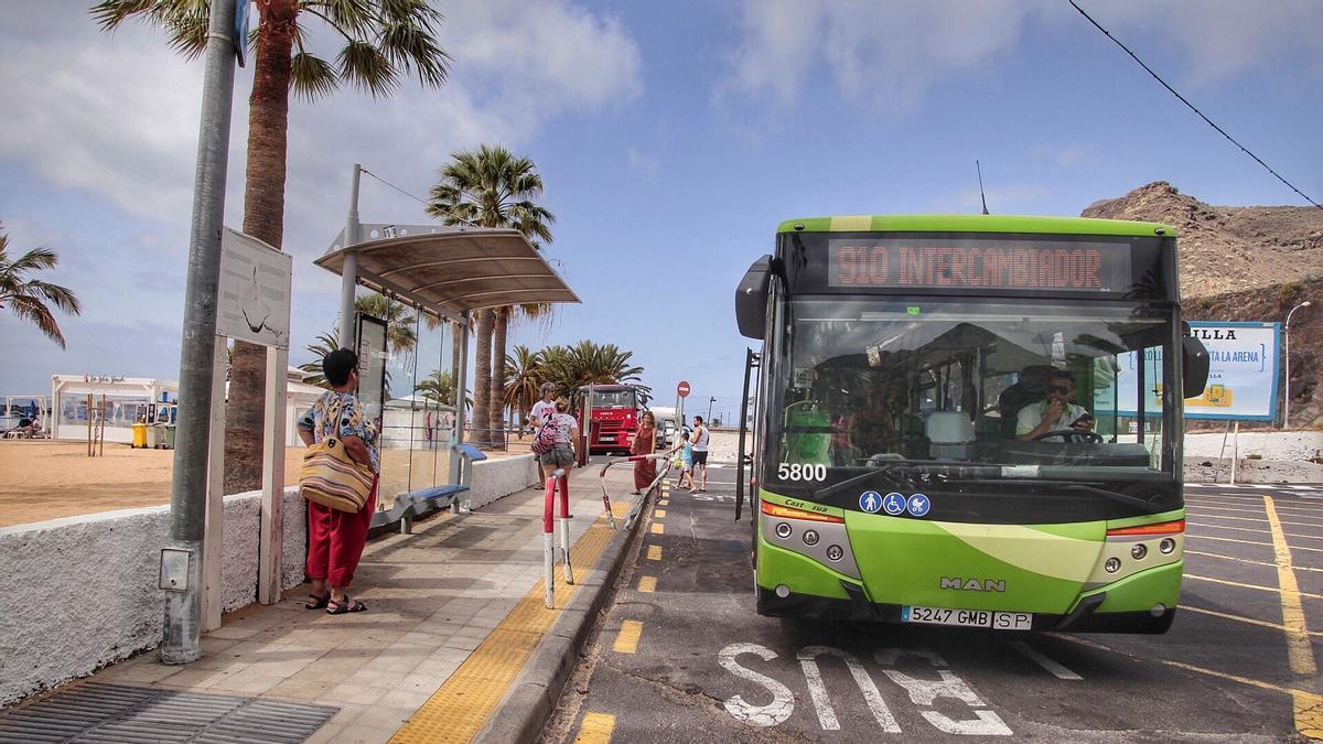 Línea 910 que enlaza el Intercambiador con la playa de Las Teresitas.