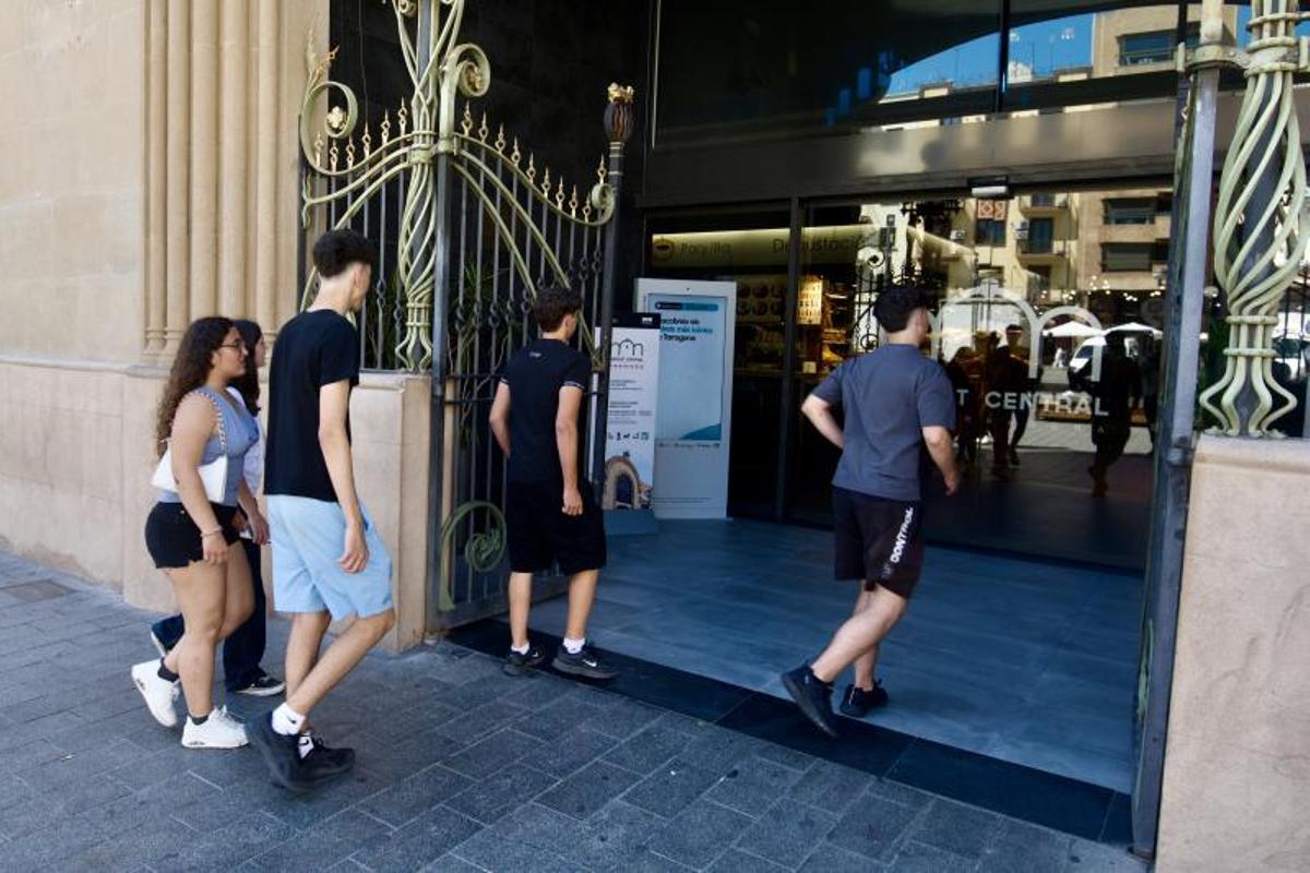 Ciudadanos confinándose en el centro de Tarragona por la prueba de sirenas de riesgo químico.