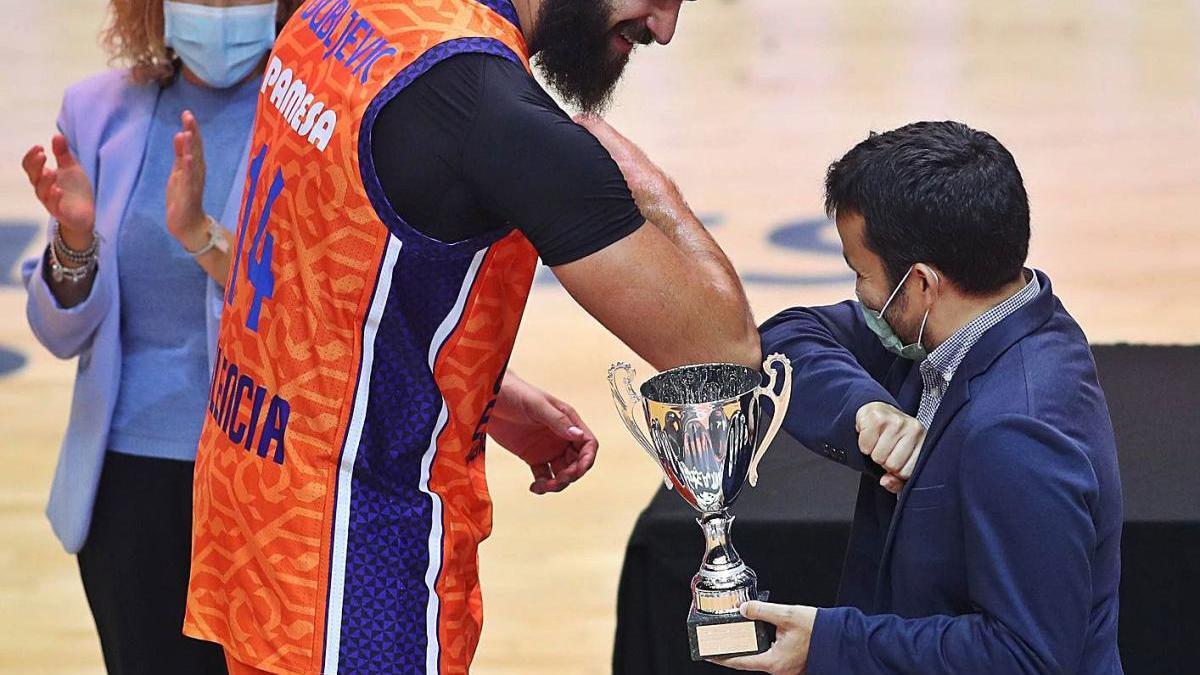 Dubljevic recibe la copa de manos de Vicent Marzà, ante la presencia de Pilar Bernabé.