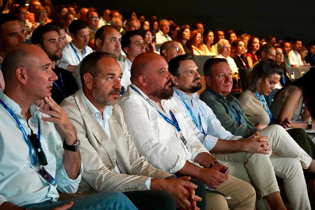 Cargos públicos y representantes del PP siguen desde la primera fila una de las intervenciones del XV Congreso Provincial de Badajoz en Mérida.