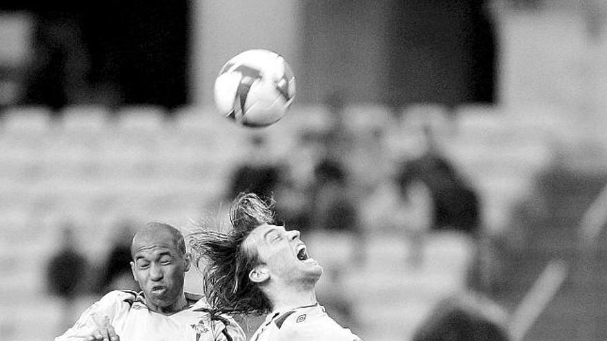 Dinei y Michu pelean un balón aéreo con los jugadores locales.