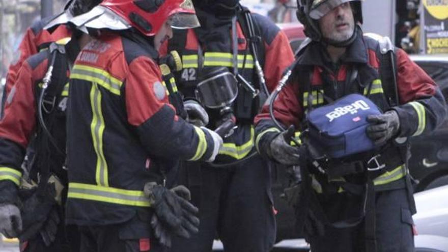 Bomberos y representantes sindicales, a las puertas del parque de la capital minutos antes de la asamblea del sector.