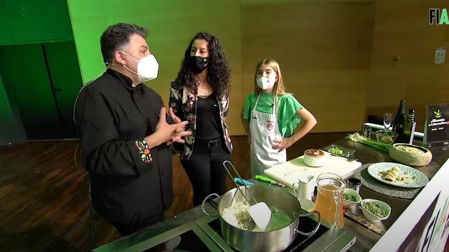 El chef extremeño Pepe Valadés con Celia Talero, de Masterchef Junior elaboran un risotto con Queso de la Serena.