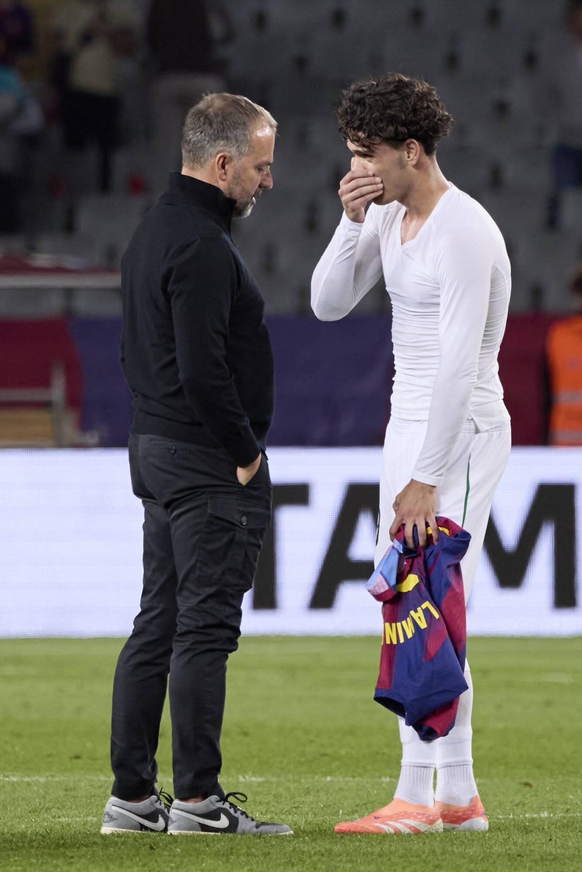 Hansi Flick conversa con Héctor Fort después del partido con el Elche en el Spotify Camp Nou