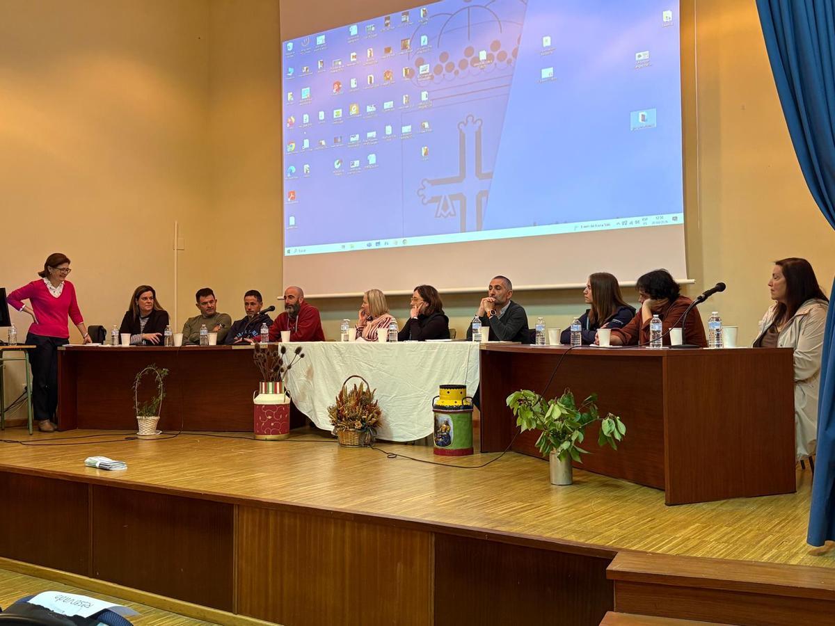 Mesa de emprendedores en el salón de actos del IES Cangas del Narcea.