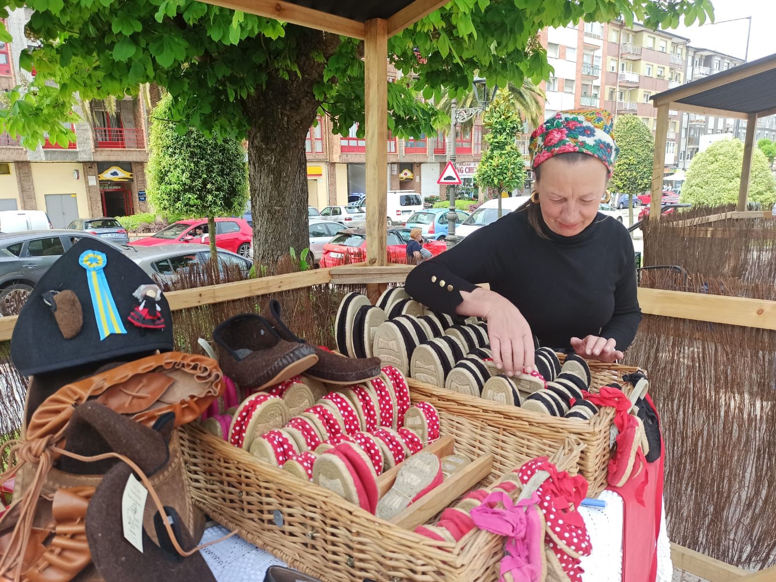El mercado de San Isidro llena Posada de Llanera de tradición, música y niños