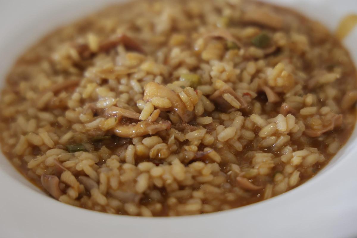 Arroz meloso de pota encebollada.