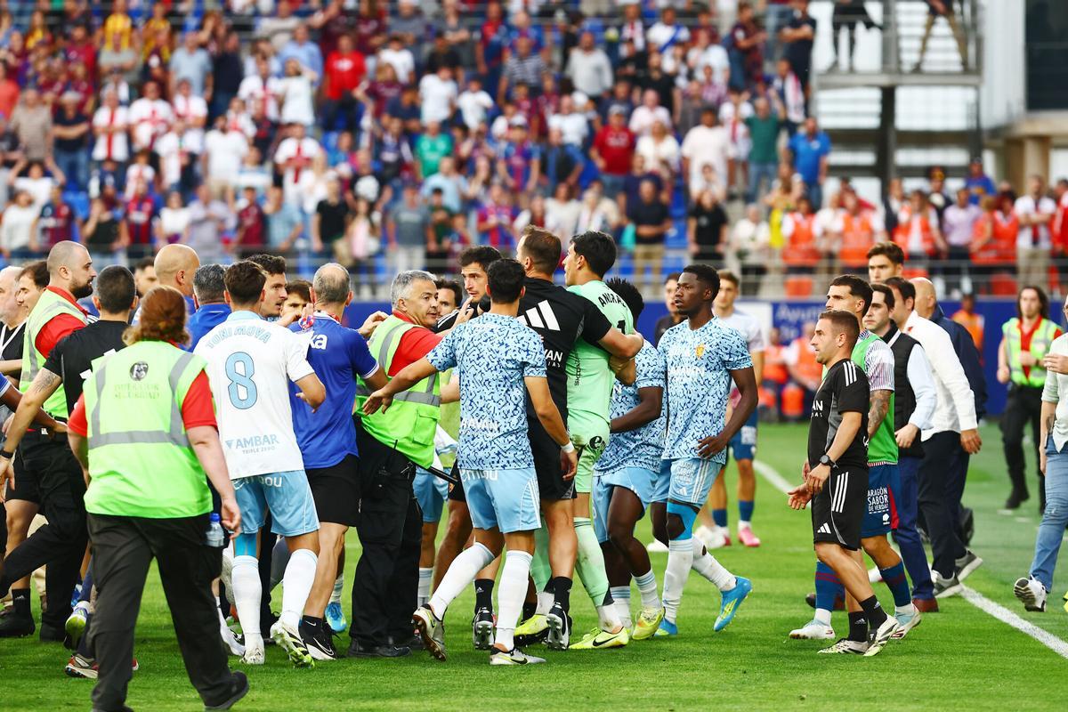 La tangana final en el partido Huesca-Real Zaragoza, en imágenes. La tangana final en el partido Huesca-Real Zaragoza, en imágenes.