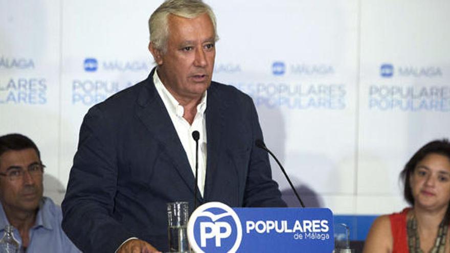 Javier Arenas, durante su intervención en la reunión con cargos del PP de Coín.
