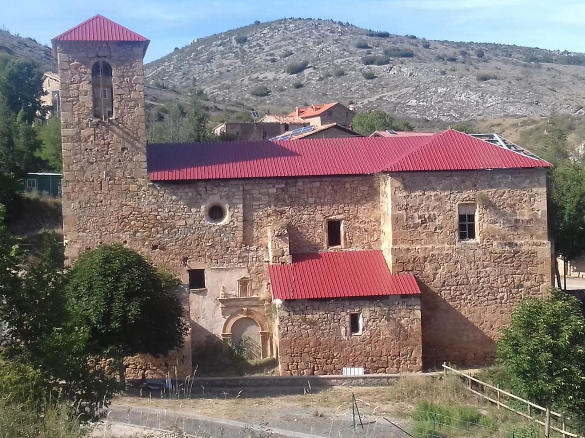 La iglesia de Luenzas, en Soto en Cameros, con las nuevas cubiertas para frenar su ruina.