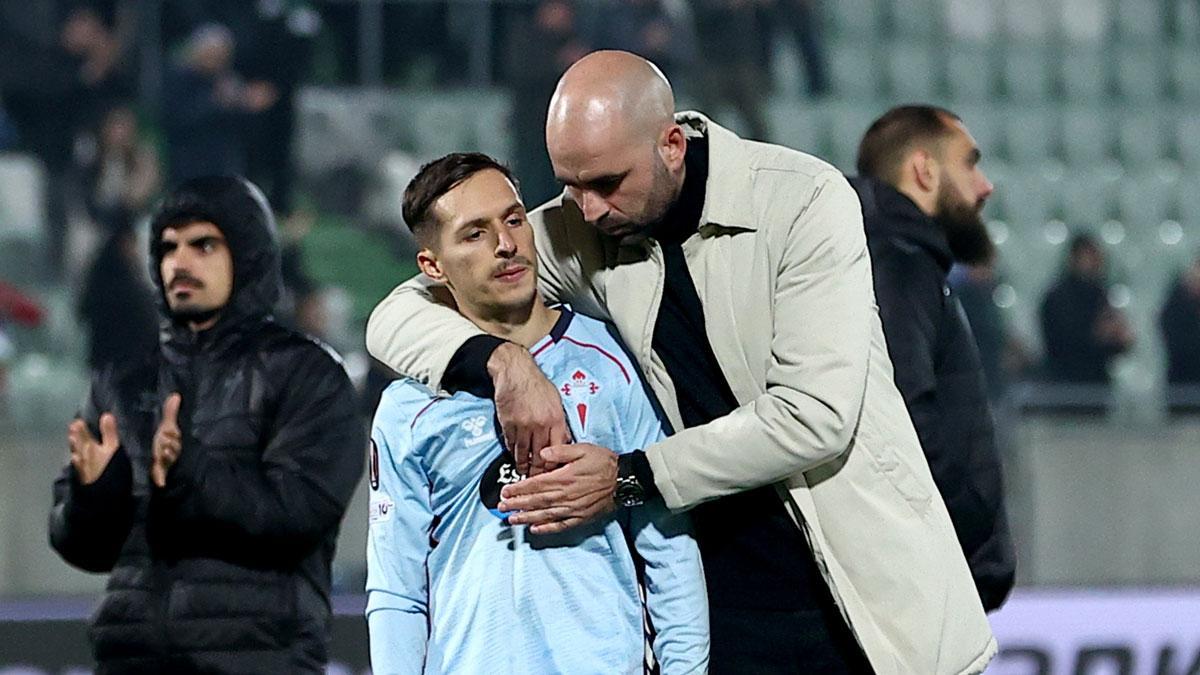 Claudio Giráldez abraza a Bryan Zaragoza tras un partido de esta temporada.