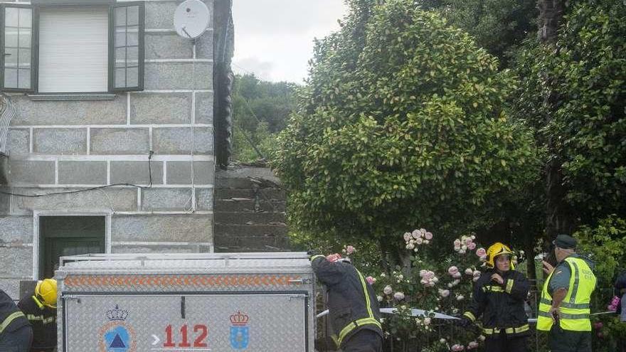 Efectivos de emergencias en el inmueble donde se produjo ayer el accidente laboral. // Carlos Peteiro