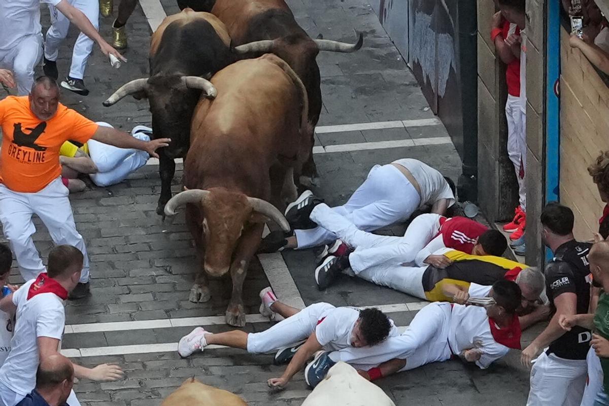 Sexto encierro de los Sanfermines, tenso, emocionante y protagonizado por los toros de la ganadería de La Palmosilla.