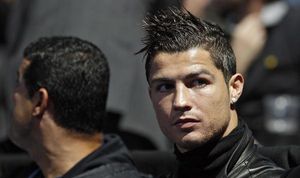 Cristiano Ronaldo i Cerezo han mantingut una tensa discussió durant un acte arran de la polèmica entrada que va rebre Cristiano durant el derbi.