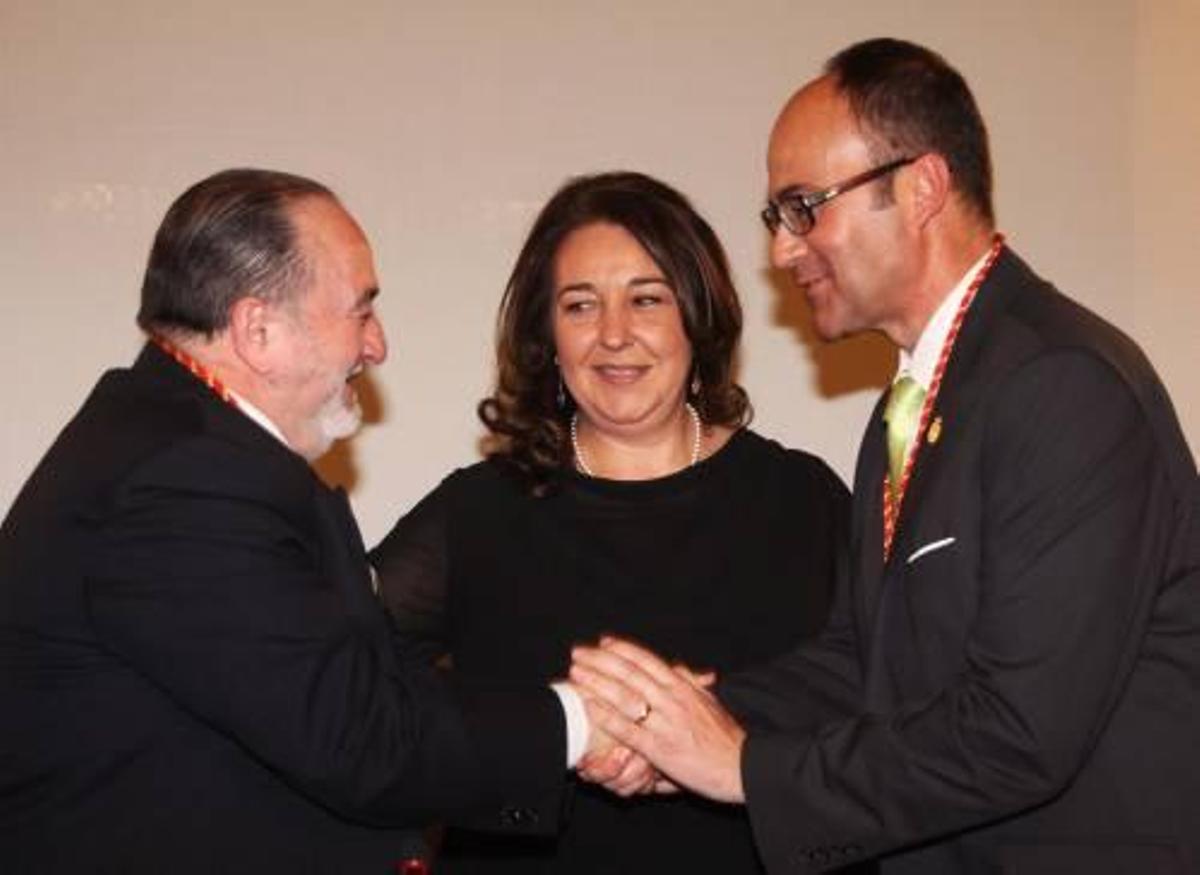 Gabriel Segura recibe la insignia de oro de Elda tras ser nombrado cronista oficial