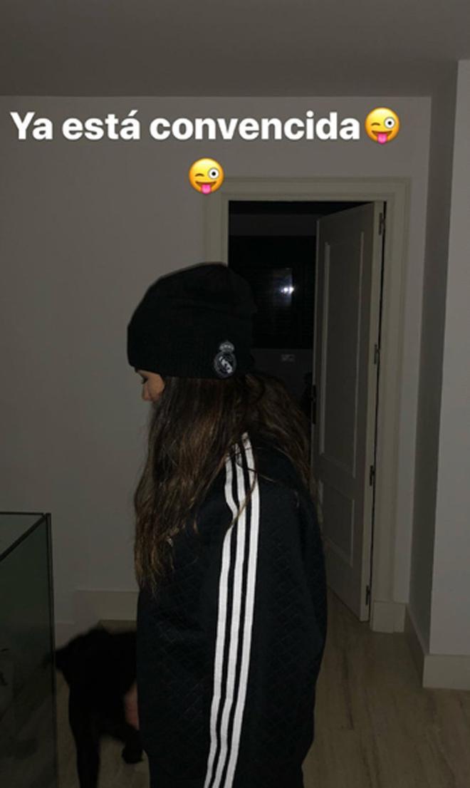 Sara Sálamo con el gorro del Real Madrid