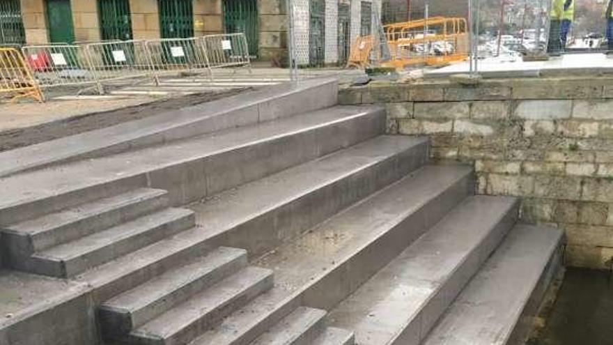 Nuevas escaleras en el lateral del puente de O Burgo. // FdV