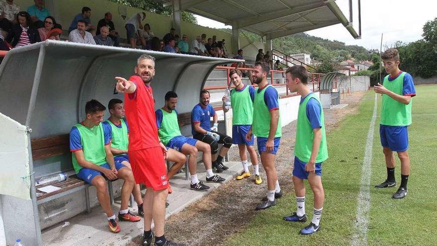 Nacho Currás, segundo entrenador de la Unión Deportiva Ourense, en uno de los entrenamientos. // Iñaki Osorio