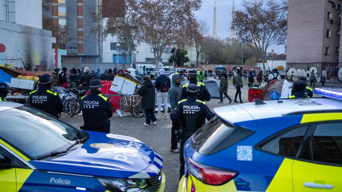Despliegue policial para desmontar la acampada de desalojados del instituto B9 en Badalona.