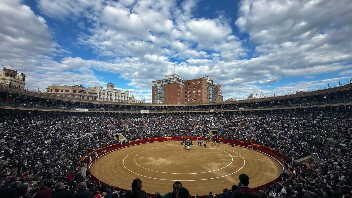 Reventón en la plaza con Roca Rey