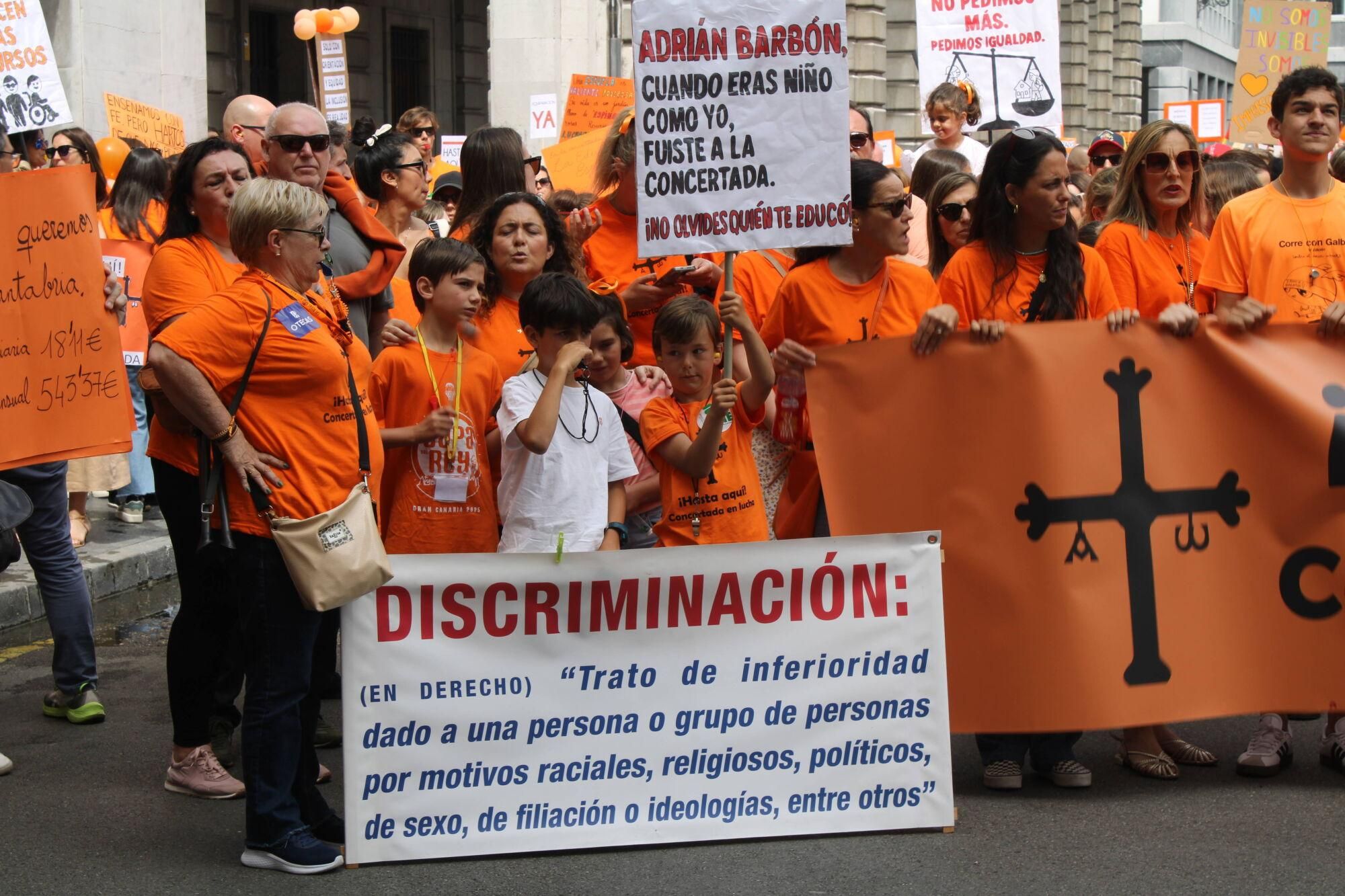Así fue la multitudinaria marcha naranja de la concertada en Asturias