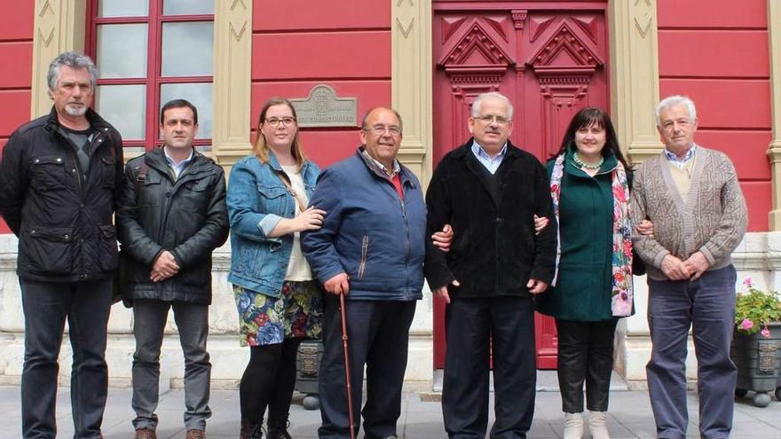 Onésimo Velasco, Gabriel Rodríguez, Esther Orviz, Abraham Orviz, Ali Ismail Mooharnad, Amelia Fernández y Manuel Noceda, ayer, frente a la Casa Consistorial.