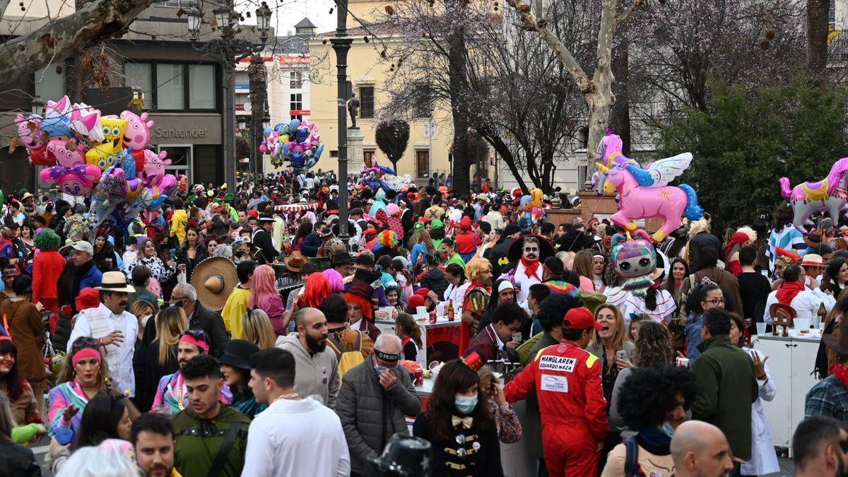 Público en el paseo de San Francisco durante el pasado Carnaval de Badajoz.