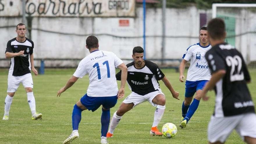 Castaño controla el balón entre dos jugadores del Mosconia.