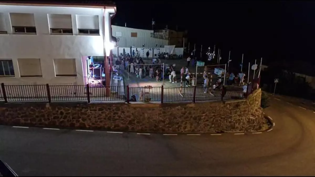 Un colegio de Extremadura cerrado por falta de niños se convierte en recinto de macrobotellones