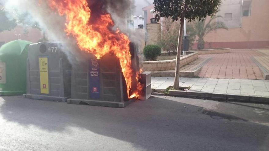 Imagen del contenedor ardiendo en la calle Pablo Iglesias.