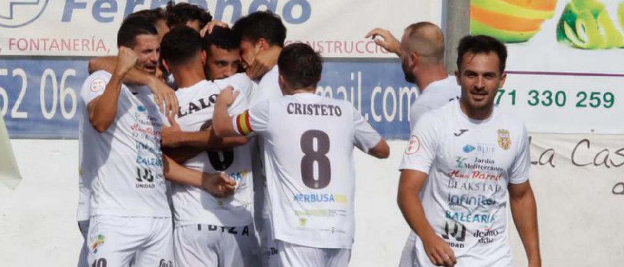 Los futbolistas de la Peña celebran un gol. | J.A.RIERA