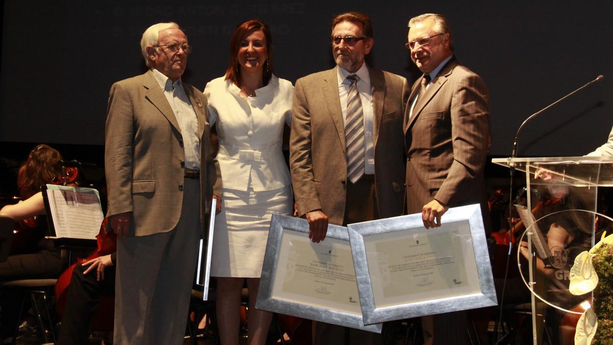 Homenaje a los alcaldes de Torrent, Manuel Puchades, Jesús Ros y Josep Breso con Maria José Català.