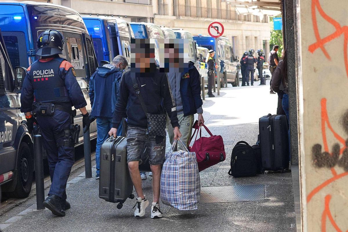 Les imatges del desallotjament per emergència el bloc ocupat de la ronda Ferran Puig de Girona Les imatges del desallotjament per emergència el bloc ocupat de la ronda Ferran Puig de Girona