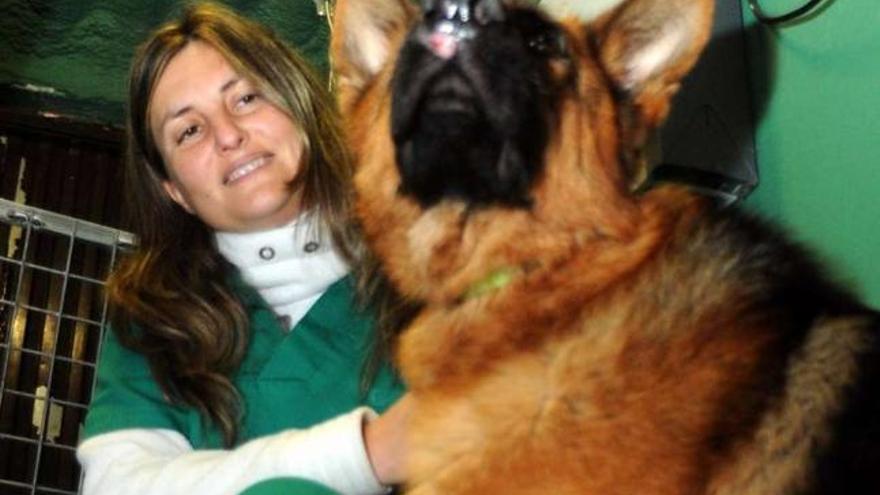 Olga Costa, en el refugio de animales de Cambados. // Iñaki Aeblla