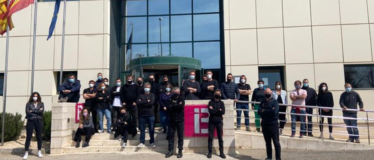 Los trabajadores de IB3, vestidos de negro en señal de protesta, ante la sede de la televisión pública.