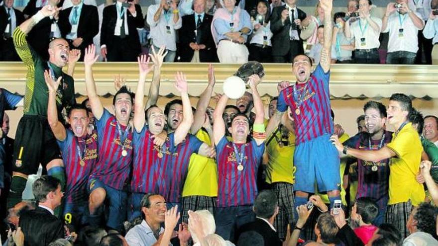 Por la izquierda, Valdés, Alexis, Villa, Iniesta, Cesc, Xavi, Alves, Fontás y Bartra celebran la Supercopa ganada ayer por el Barcelona.