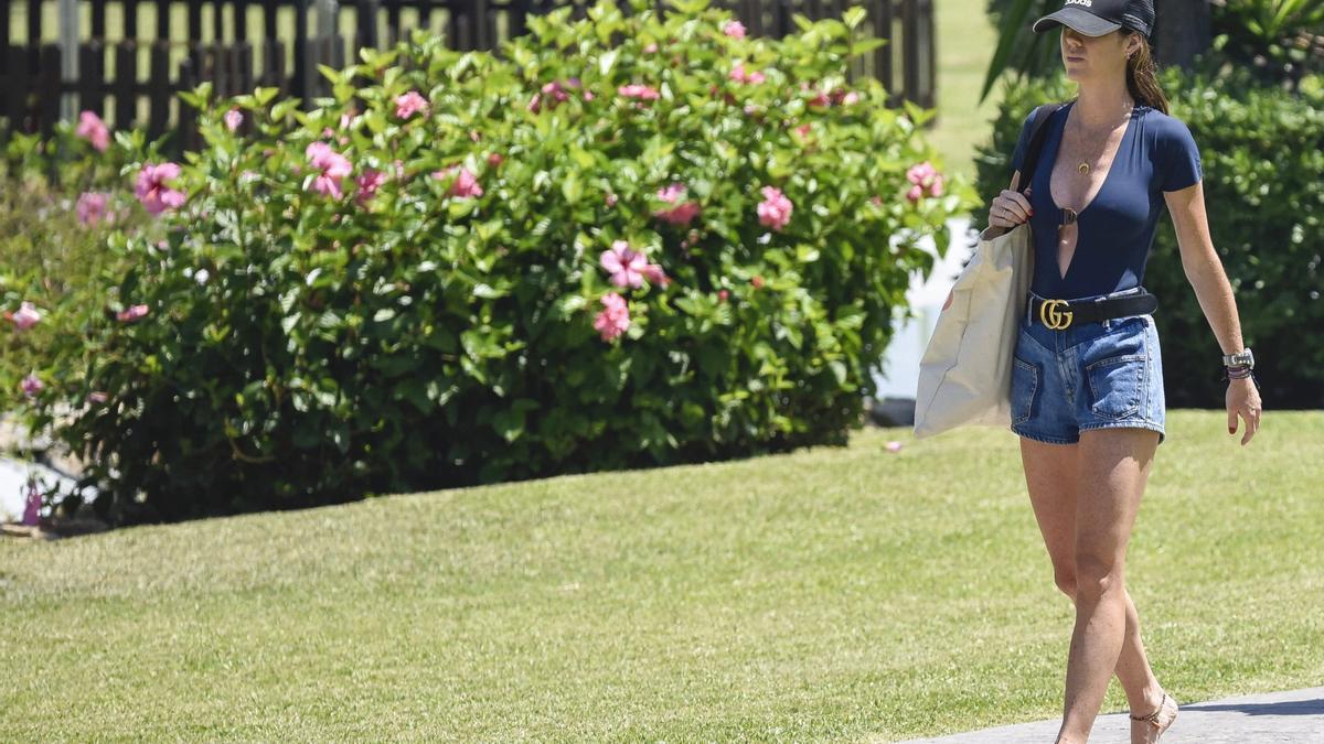 Amelia Bono, con shorts vaqueros y bañador de manga corta