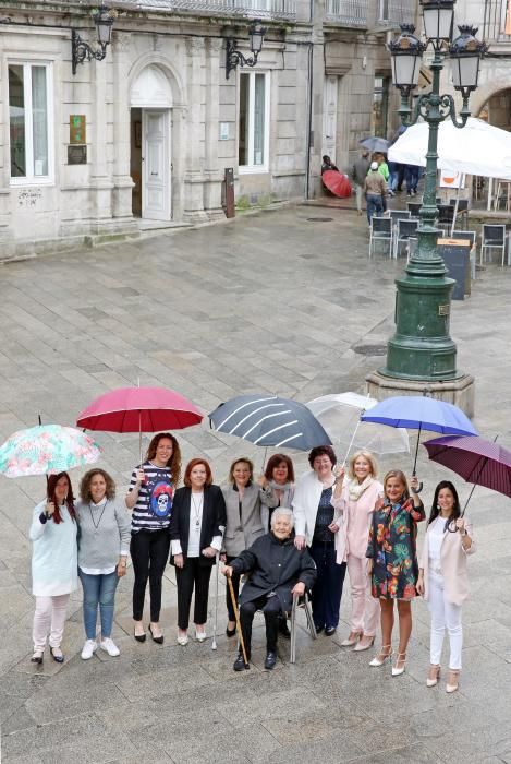 Buen ambiente en la foto de familia en la Praza da Constitución.