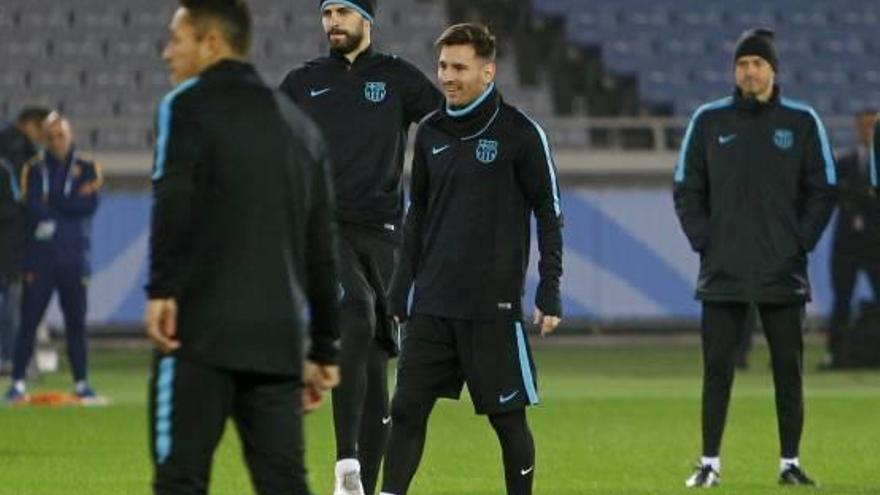 Messi, Adriano y Piqué durante el entrenamiento de ayer en Yokohama.